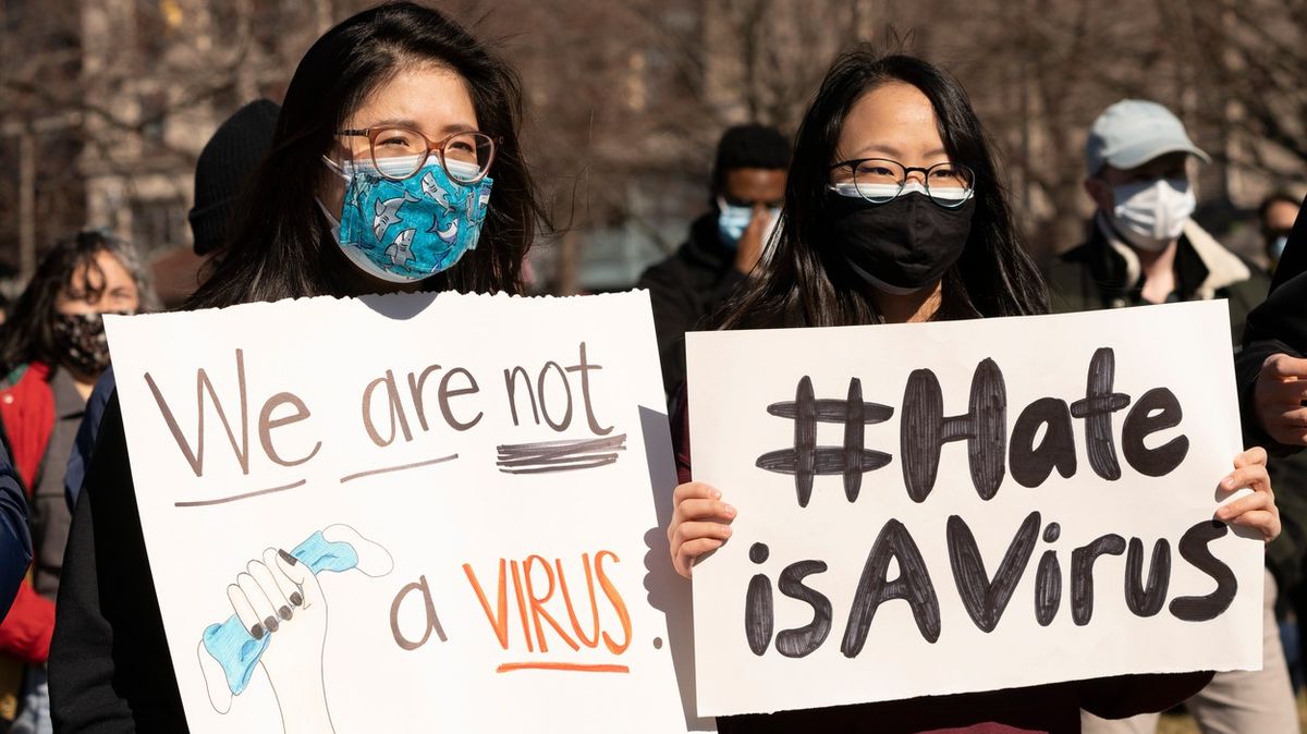 „Nejsme virus.“ Asijská komunita v USA se brání zločinům z nenávisti